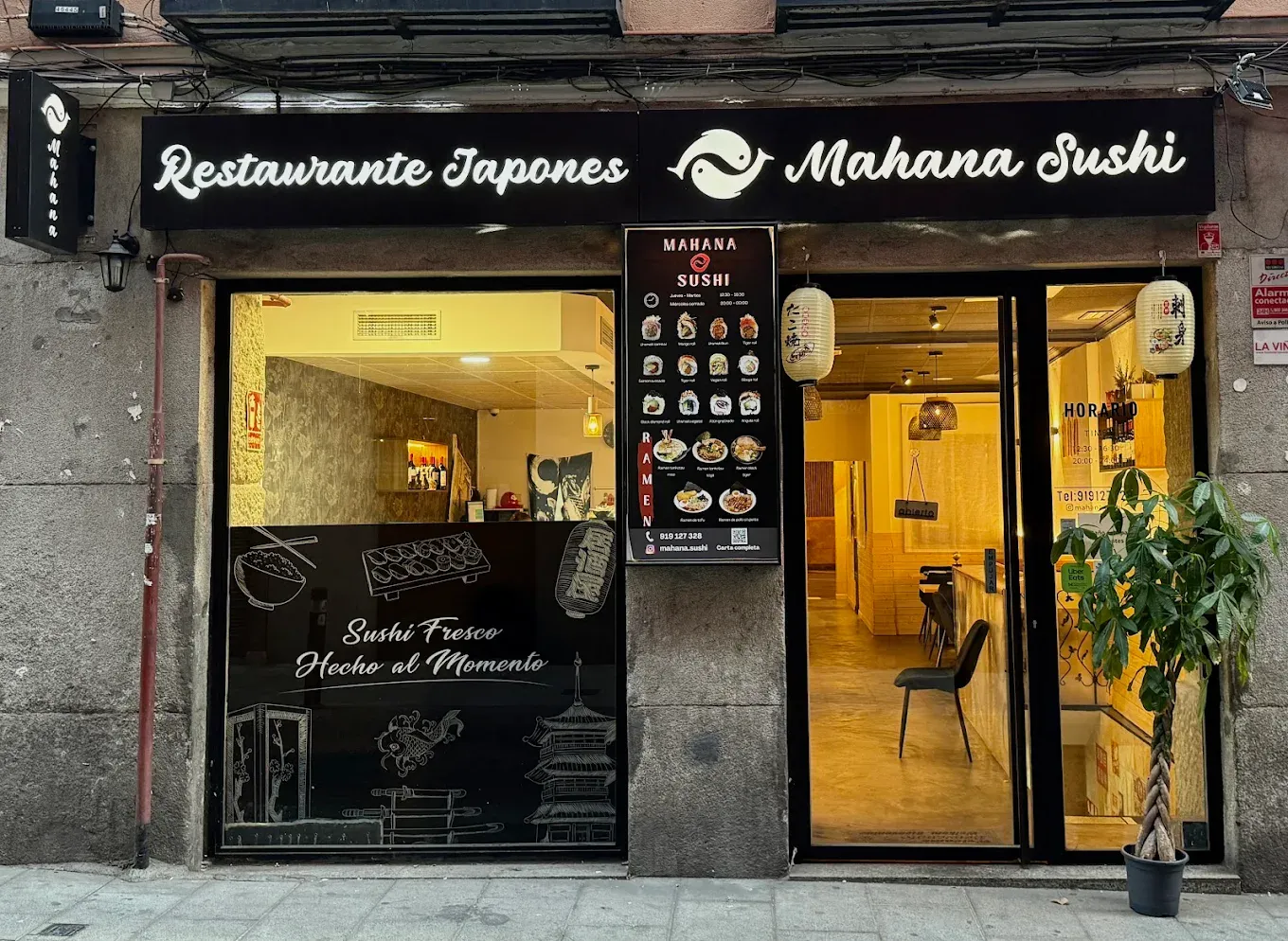 Fachada y entrada de Mahana Sushi en la calle de Santa Ana
