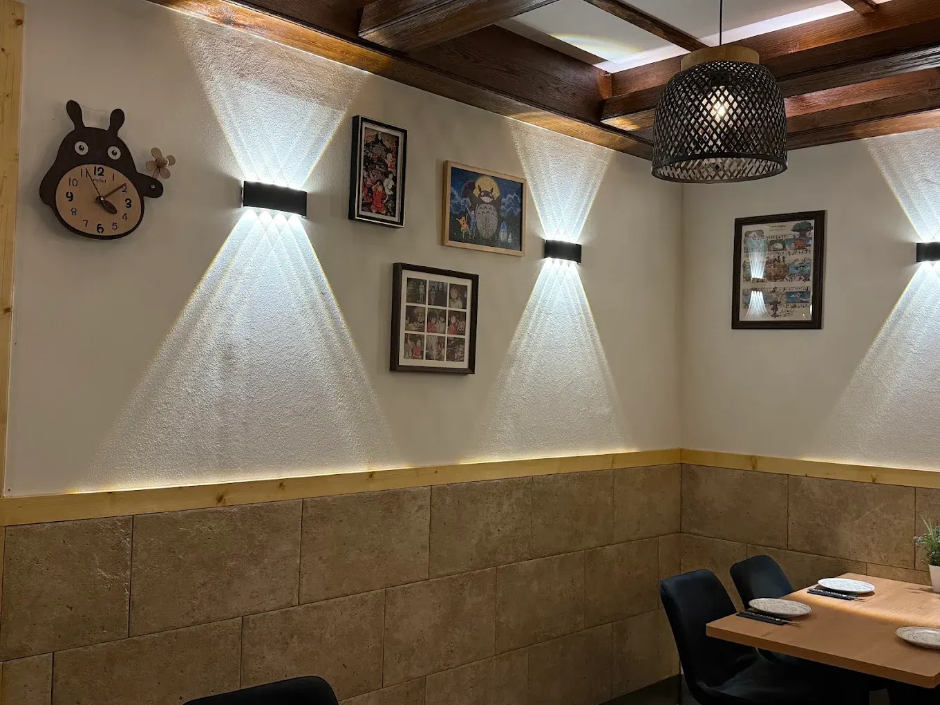 Rincón del comedor con lámparas y decoración japonesa