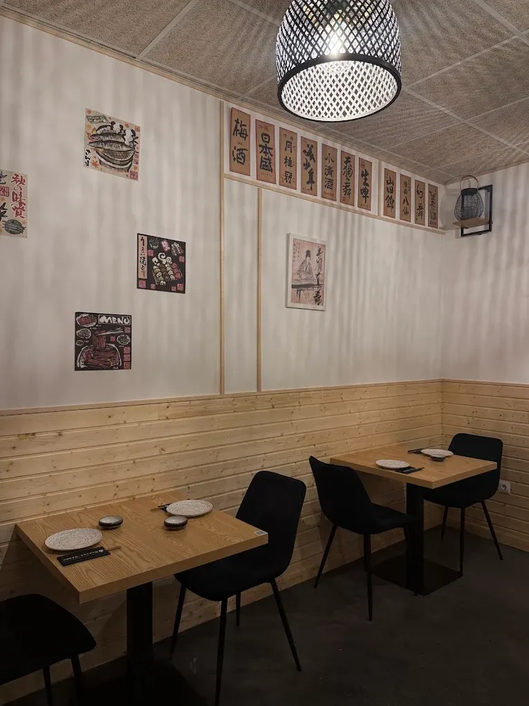 Mesas y paredes decoradas del restaurante