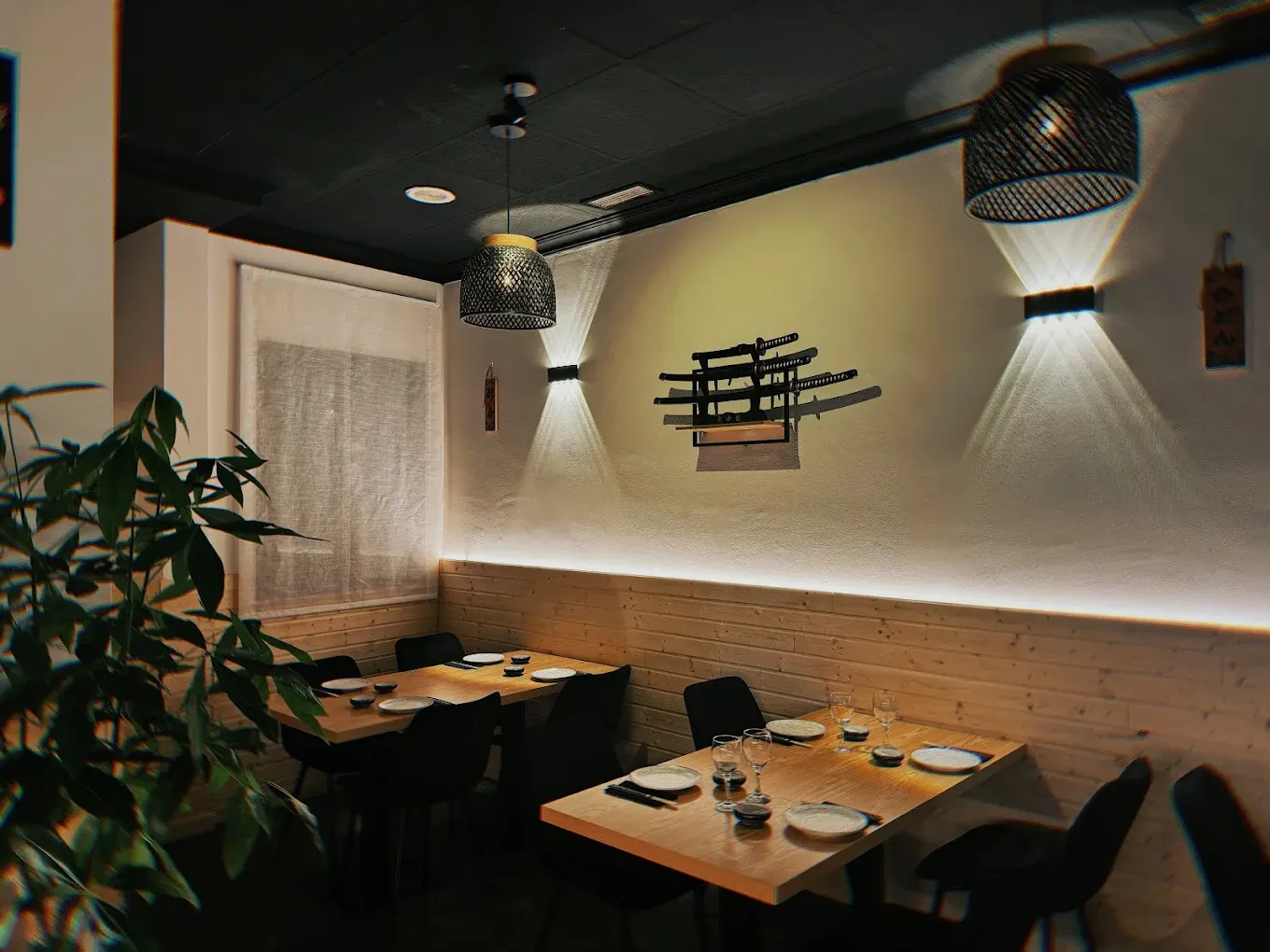 Comedor de Mahana Sushi con mesas de madera y luz cálida